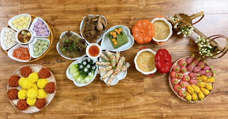 Xôi, gà luộc, bánh chưng, miến xào lòng gà, súp gà ngô non, cải chíp luộc, cuốn tôm thịt, bánh trôi ngũ sắc, bánh rán hình trái cây