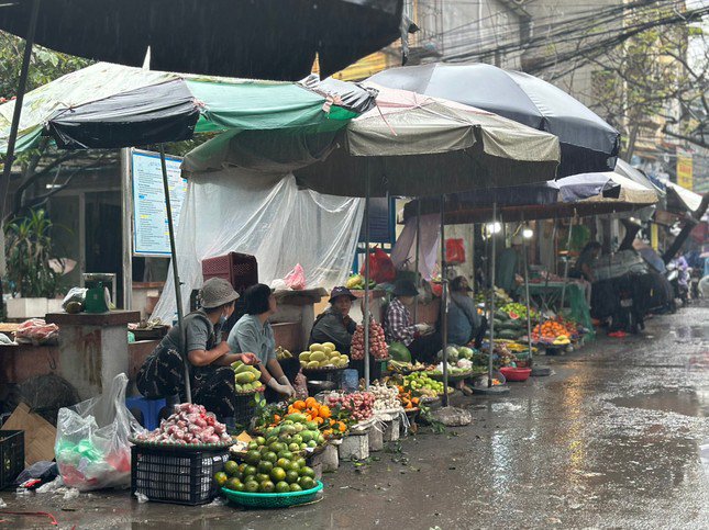 Mưa không ngớt trong suốt sáng nay khiến buổi chợ trước Rằm tháng Giêng của một số tiểu thương tương đối ảm đạm.