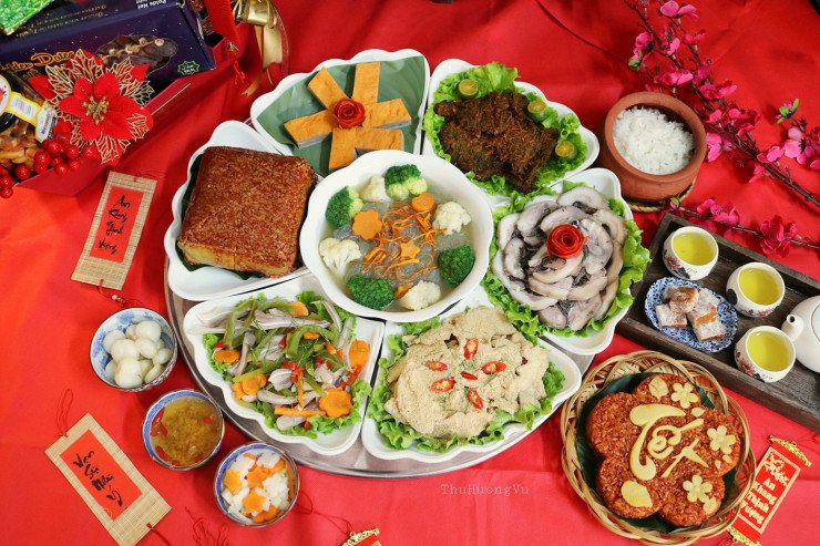 Bánh chưng gấc; Chả quế; Bò khô; Chân giò nụ mị; Nem thính; Nộm tai heo rau tiến vua; Canh miến rau củ; Xôi gấc; Dưa hành; Chè lam