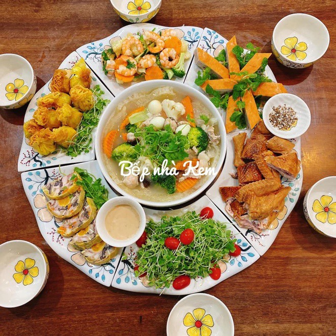 Gà hấp muối tiêu, giò hoa ngũ sắc, canh bóng thả, nem gà, chả quế, tôm xào rau củ và salad rau mầm.