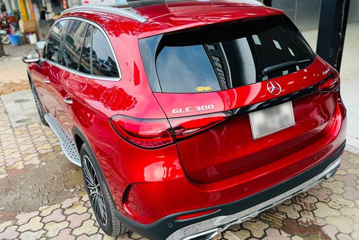 Mercedes-Benz GLC 300 xe lướt giảm hơn 500 triệu đồng - 4