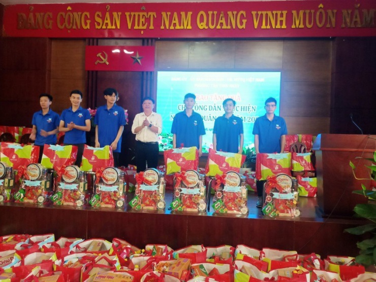 &#39;Bóng hồng&#39; tình nguyện viết đơn nhập ngũ: Màu xanh áo lính là mơ ước của em - 4