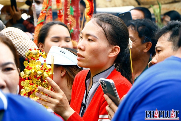 Hàng ngàn người chen nhau về Miếu Bà Thiên Hậu để xem Thánh Mẫu - 4