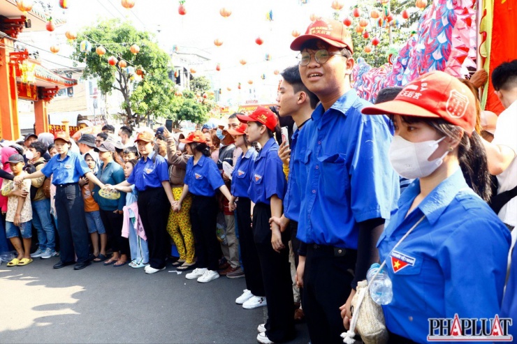 Lực lượng đoàn viên thanh niên lập thành hàng rào hai bên tuyến đường Bà đi qua để mọi người không dồn lên phía trước, mở đường cho Bà đi qua.