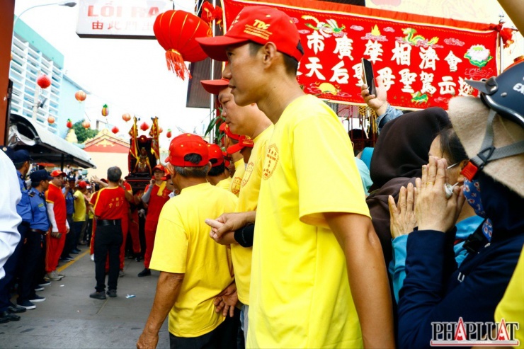 Mọi người cố gắng tìm chỗ gần nhất tuyến đường Bà đi qua, để cầu khấn bình an và may mắn trong năm mới.