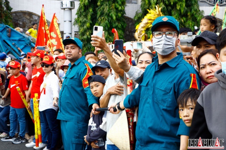 Hàng ngàn người chen nhau về Miếu Bà Thiên Hậu để xem Thánh Mẫu - 11