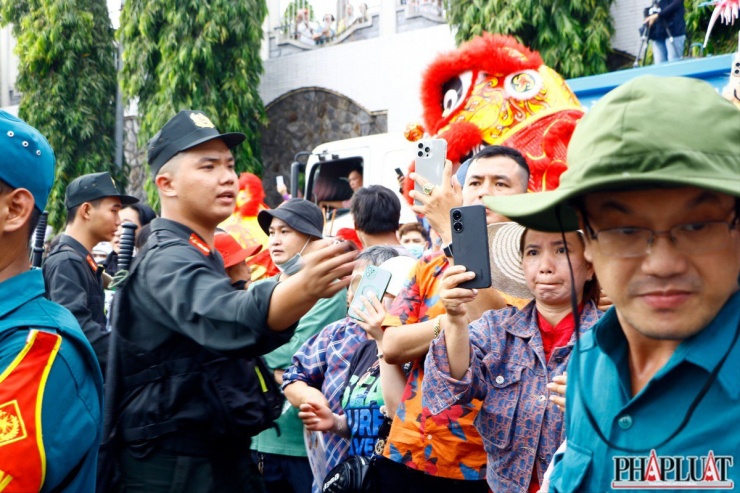 Hàng ngàn người chen nhau về Miếu Bà Thiên Hậu để xem Thánh Mẫu - 12