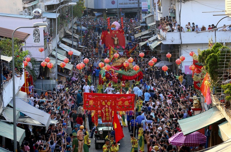 Từ 17 giờ, hàng trăm người Hoa với trang phục sặc sỡ, hóa trang thành tiên nữ, các vị tướng, các ông Phúc Lộc Thọ cùng các đoàn lân sư rồng diễu hành quanh nhiều tuyến đường tại quận 5.