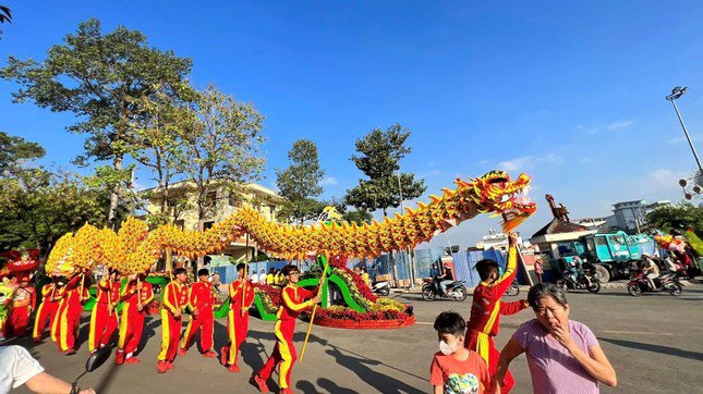 Có hơn 40 đoàn lân, sư, rồng và hàng chục nghìn người dân “hộ tống” linh vật năm 2024.