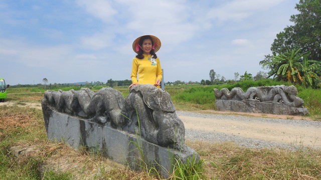 Ngoài các hiện vật chạm khắc rồng, tại Thành nhà Hồ cũng đã phát hiện rất nhiều các linh vật rồng. Trong ảnh là đôi rồng đá mất đầu được tìm thấy năm 1938, trong quá trình làm đường xuyên từ cổng Nam lên cổng Bắc