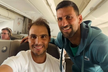 Nadal chạm mặt Djokovic trên chuyến bay, báo tin buồn về Miami Masters