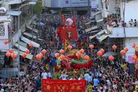 Hàng ngàn người đổ về quận 5 xem diễu hành Tết Nguyên Tiêu