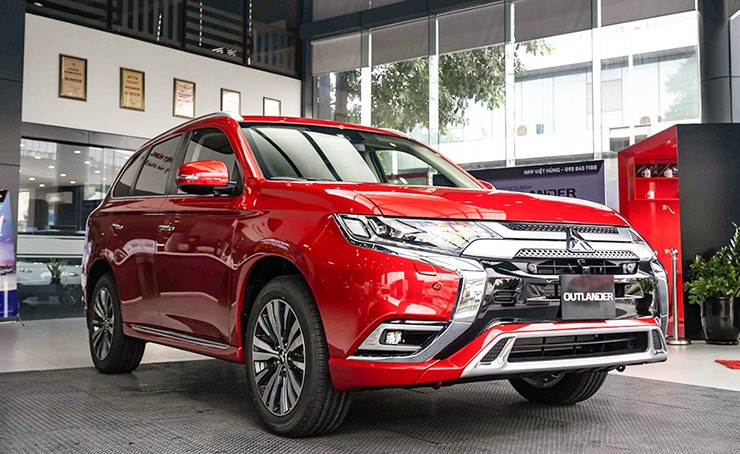 Giá xe Mitsubishi Outlander tháng 1/2024, hỗ trợ 50% LPTB và tặng Camera 360 - 3