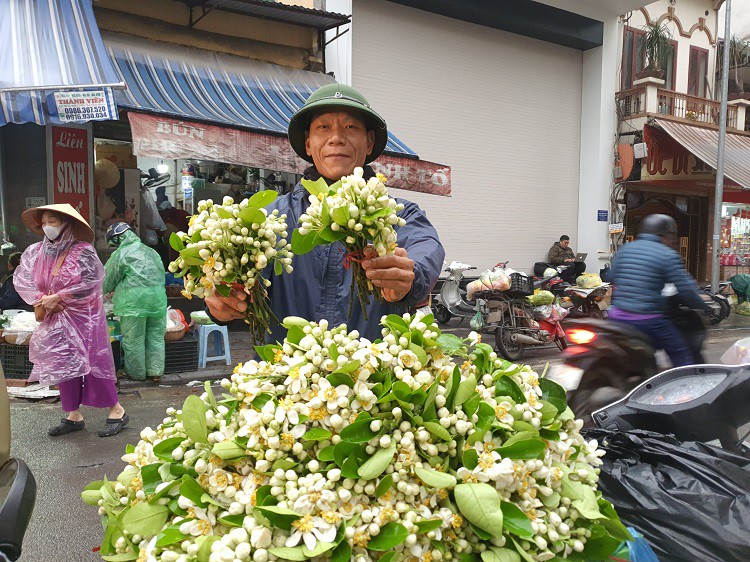 Hoa bưởi có giá 30 nghìn đồng/lạng, hoa cúc 4 nghìn đồng/bông, hoa hồng 30 nghìn đồng/bó 10 bông, cành hoa hồng có lộc 15 nghìn đồng/cành.&nbsp;