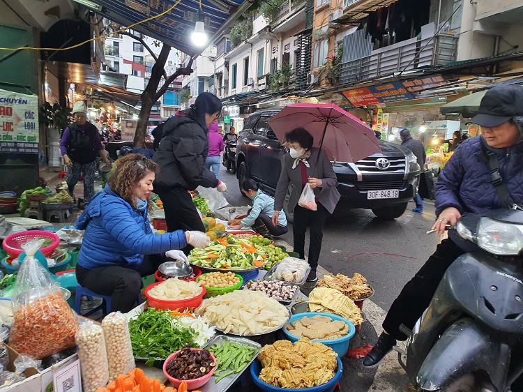 Chị Nga, chuyên bán canh bóng, canh măng, canh mọc tại chợ này cho biết, ngày nào chị cũng bán những món này nhưng ngày thường chỉ được vài bát/ngày, riêng rằm tháng Giêng thì không đếm xuể.