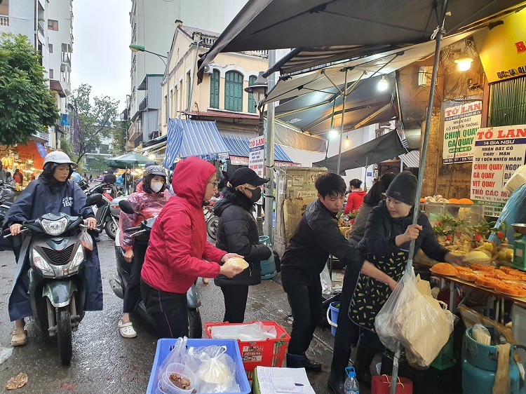 Càng về trưa, lượng khách kéo đến chợ Hàng Bè ngày một đông để mua sắm những lễ vật chuẩn bị cho mâm cúng Rằm đầu tiên trong năm, như một sự khởi đầu may mắn và tốt lành cho cả năm mới.