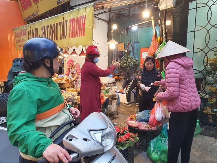 Mặc dù so với mặt bằng chung, giá đồ ăn chế biến sẵn tại chợ Hàng Bè đắt gấp 2-3 lần nhưng lúc nào cũng đông khách.