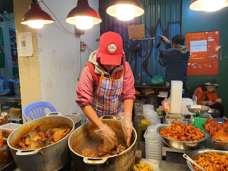 Cá trắm kho có giá từ 250 nghìn đồng/kg; thịt kho tàu, sườn xốt chua ngọt, mắm tép chưng thịt, thịt ba chỉ rang tôm có giá từ 400-500 nghìn đồng/kg; tôm chiên có giá 350 nghìn đồng/đĩa 6 con; nem rán có giá 80-100 nghìn đồng/hộp 10 chiếc…