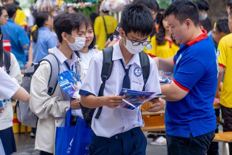 Thí sinh tham gia tìm hiểu thông tin tuyển sinh năm 2024 tại ngày hội tuyển sinh ở TP.HCM. Ảnh: CTV