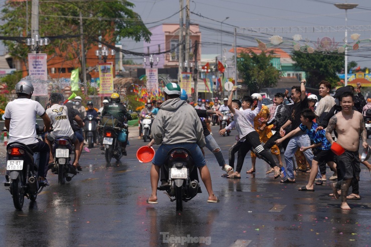 Nhiều nhà dân chuẩn bị sẵn nước để tạt vào người đi đường như một kiểu cầu may mắn và tạt vào những người hoá trang thành ma quỷ...