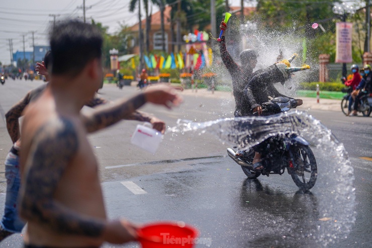 Nhiều người dân cho biết, tục lệ này gần đây đang có dấu hiệu "biến tướng" vì trước kia được làm rất đơn giản. Theo ông Nguyễn Văn Mười (Khu phố 2, thị trấn Tầm Vu), trước kia người dân không có nhiều xe máy, chủ yếu tạt nước vào xe đò. "Tôi cúng lễ từ năm 1989 đến nay, mấy cảnh chạy xe nẹt pô, lạng lách trước kia không có... Vì vậy, vào những ngày này, người dân hạn chế chạy xe, chỉ đứng trên vỉa hè theo dõi".