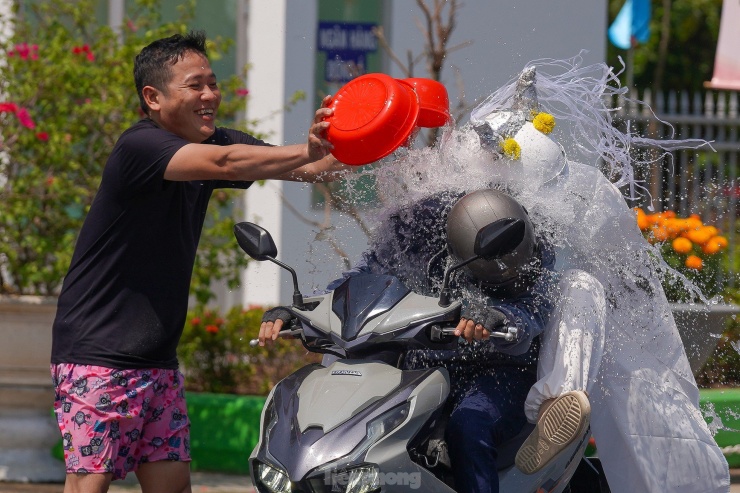 Các bạn trẻ hoá trang thành ma quỷ thường sử dụng các loại xe máy phân khối lớn, độ chế để lạng lách, hò hét để thu hút người khác tạt nước vào mình "Tạt cho bốc khói máy xe luôn", một người tạt nước nói.