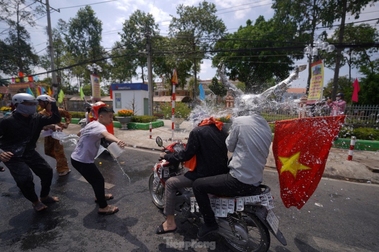 Một đôi "quỷ" bị tạt nước hội đồng ngay trước cổng UBND huyện Châu Thành.