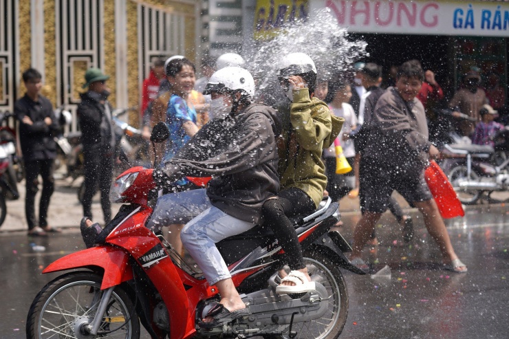 Những nạn nhân bị tạt nước có cả các cô gái, phụ nữ, trẻ em vô tình đi ngang qua lễ hội...