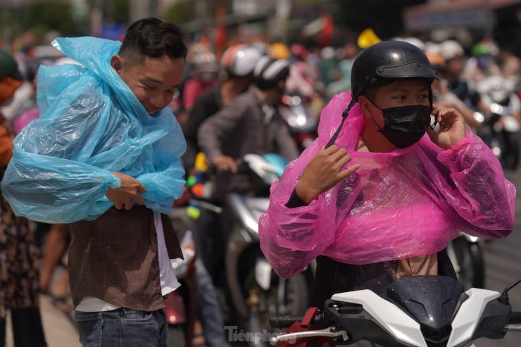 "Những ngày này dễ ướt mình lắm, mình phải chuẩn bị áo mưa mà chơi, mặc dù trời rất nóng" - một bạn trẻ nói.