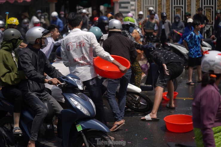 Đường ướt sũng nước, khá trơn trượt, nguy hiểm. Nhiều người đi đường bị té ngã sau những cú tạt nước.