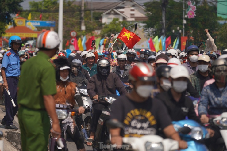 Sau phần tạt nước là phần ném bột mì. Do người tham gia rước lễ quá đông nên lực lượng chức năng địa phương rất vất vả trong điều phối giao thông đi lại.