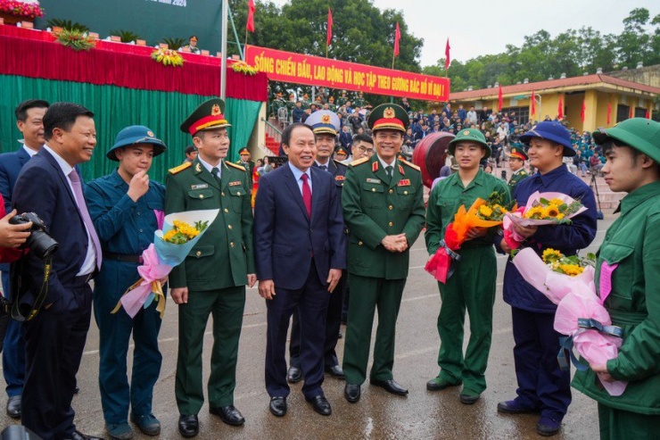 Bí thư Thành uỷ Hải Phòng Lê Tiến Châu động viên các tân binh lên đường nhập ngũ. Ảnh: ĐT