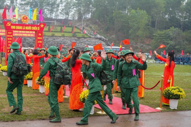 Thanh niên Hải Phòng hăng hái lên đường nhập ngũ. Ảnh: ĐT