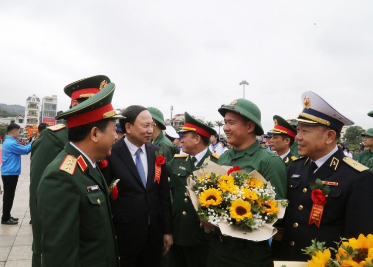 Thượng tướng Trịnh Văn Quyết, Phó Chủ nhiệm Tổng cục Chính trị QĐND Việt Nam và Bí thư Tỉnh uỷ Quảng Ninh Nguyễn Xuân Ký tặng hoa, quà, trò chuyện với các tân binh tại TP Cẩm Phả.