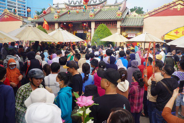 Hội mở đúng vào ngày rằm nhưng ngay từ những ngày đầu năm mới, trên đường phố, người và xe cộ đi lại tấp nập. Du khách từ TP HCM và các tỉnh gần xa nườm nượp đổ về miếu Bà.