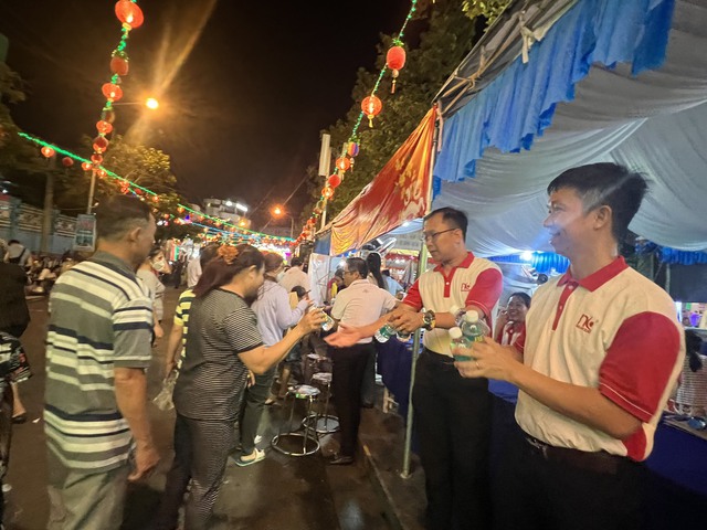 Trong những năm gần đây, lễ hội chùa Bà Bình Dương còn được biết đến là lễ hội “miễn phí” với sự tham gia của các cấp chính quyền, cá nhân, tổ chức, đoàn, hội phục vụ chỉ dẫn, giữ xe, tặng thức ăn và nước uống miễn phí cho du khách đến tham dự lễ hội.