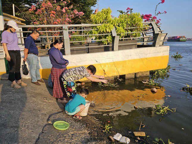 Chiều muộn 24/2 (rằm tháng Giêng), đông đảo bà con nhân dân đã tìm đến khu vực bến đò - ga tàu thủy Linh Đông (cuối đường số 36, thuộc khu phố 8, phường Linh Đông, TP. Thủ Đức, TPHCM) để thực hiện các hoạt động thiện lành nhân ngày rằm đầu tiên của năm mới Giáp Thìn 2024.