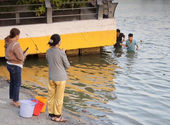 Hình ảnh đối nghịch giữa điều thiện với cái xấu.