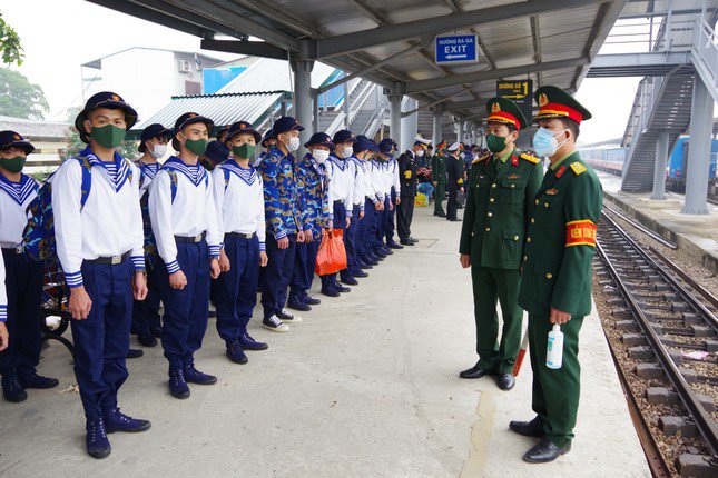 Cùng với vận chuyển đường bộ, công dân nhập ngũ được các đơn vị tổ chức vận chuyển bằng đường sắt và đường thủy.