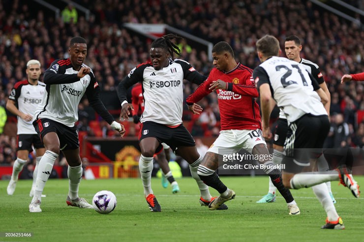 MU (áo đỏ) thất bại trước Fulham