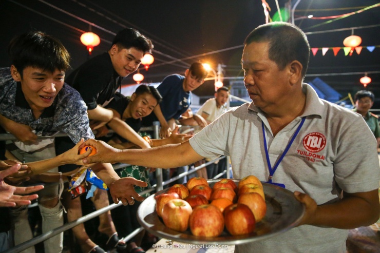 Nhiều người chỉ xin ít bánh, kẹo, trái cây, hoa... để tìm chút lộc, mong muốn một năm mới an lành, thịnh vượng.