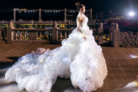 Hoa hậu Bảo Ngọc diện váy "đám mây" xòe 3 mét khiến khán giả trầm trồ