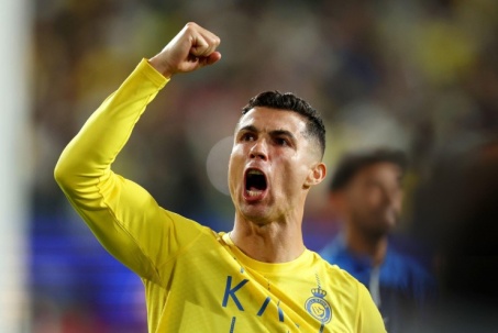 Rực rỡ Ronaldo 39 tuổi: Ghi bàn 8 trận liên tiếp, đáp trả fan đối thủ