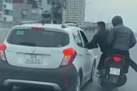 Hai thanh niên đi xe máy lạng lách tạt đầu, dọa giết nữ tài xế ôtô