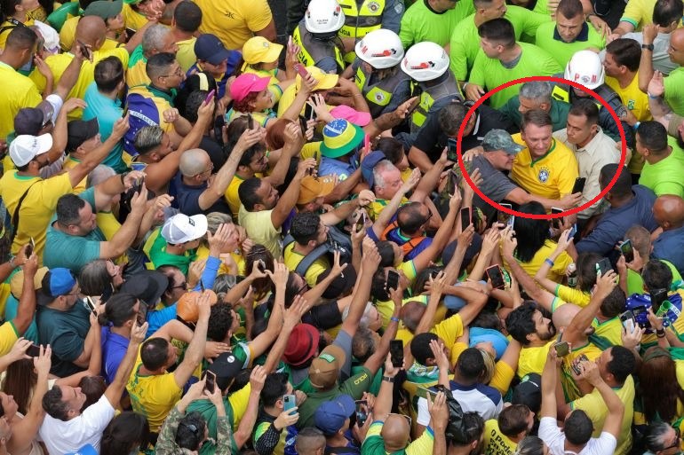 Ông Jair Bolsonaro (khoanh tròn đỏ) chụp ảnh cùng đám đông người biểu tình ở Sao Paulo, Brazil, ngày 25/2. Ảnh: Reuters