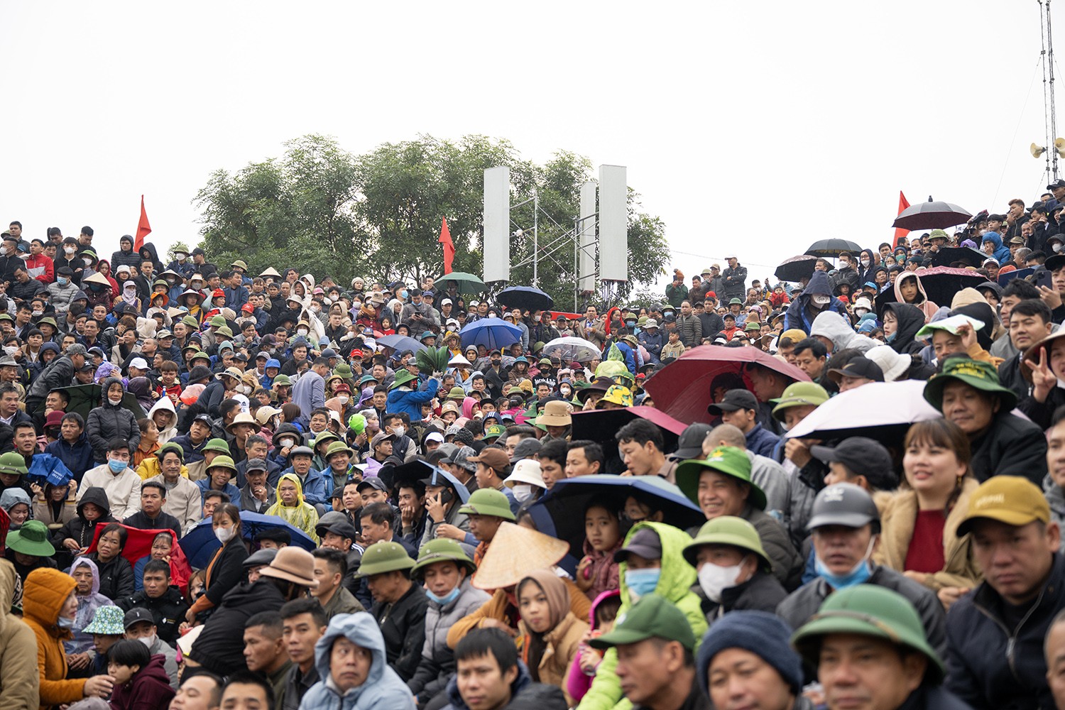 &nbsp;Không quản ngại mưa gió, hàng nghìn&nbsp;người dân và du khách đã có mặt từ rất sớm tại sân vận động xã Hải Lựu để giữ cho mình một vị trí xem thích hợp nhất.