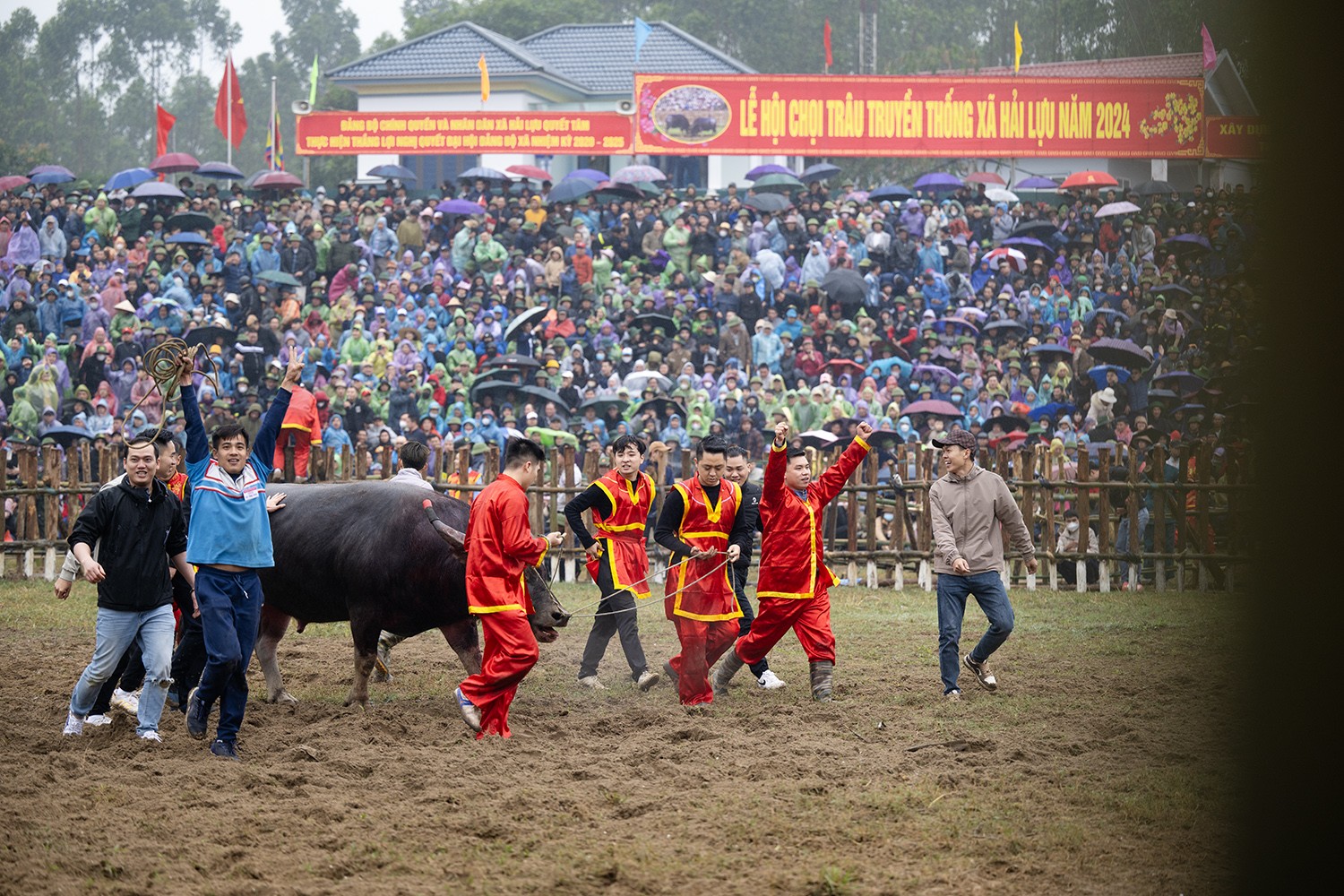 Hàng ngàn người đội mưa xem màn thi đấu nảy lửa của “ông Cầu” tại lễ hội hơn 2.000 năm tuổi - 2