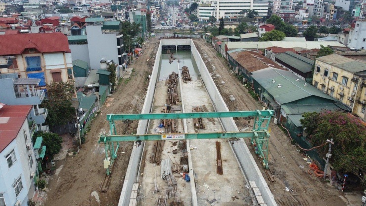 Sau khi hoàn thành giải phóng mặt bằng, trong năm qua các đơn vị thực hiện dự án đã bắt tay thi công đào cả phần hầm hở và hầm kín. Với phía phường Định Công, hầm đã xây hiện hình hài.