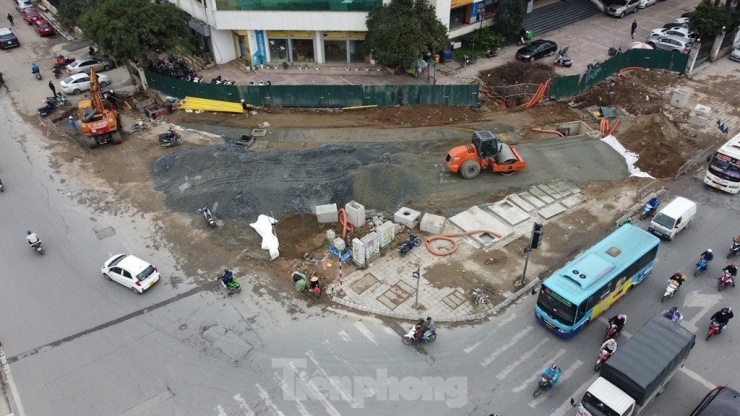 Mặt bằng nút giao Giải Phóng - Kim Đồng đang được đơn vị xen dải phân cách để mở rộng nút.