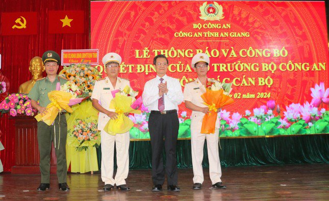 Bí thư Tỉnh uỷ An Giang Lê Hồng Quang tặng hoa chúc mừng các đồng chí được điều động, bổ nhiệm,